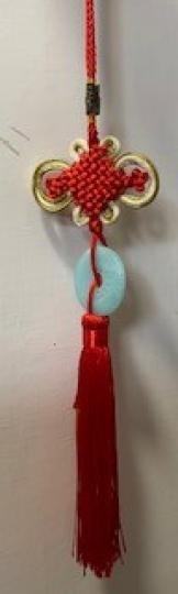 繩結吊飾
中國繩結很有古典美，配上一玉環，紅紅綠綠，倍覺高貴。...
