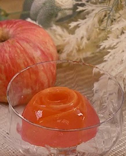 蘋果玫瑰果凍

蘋果爽脆多汁，花點心思將蘋果做成玫瑰花果凍，賣相靚又好吃。...