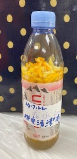 環保小手作
今早參加環保小手作工作坊,做了一瓶橙皮清潔劑。以後吃完橙,橙皮留作做清潔劑好了,環保從自己一點一點做起。... 環保小手作
今早參加環保小手作工作坊,做了一瓶橙皮清潔劑。以後吃完橙,橙皮留作做清潔劑好了,環保從自己一點一點做起。...
