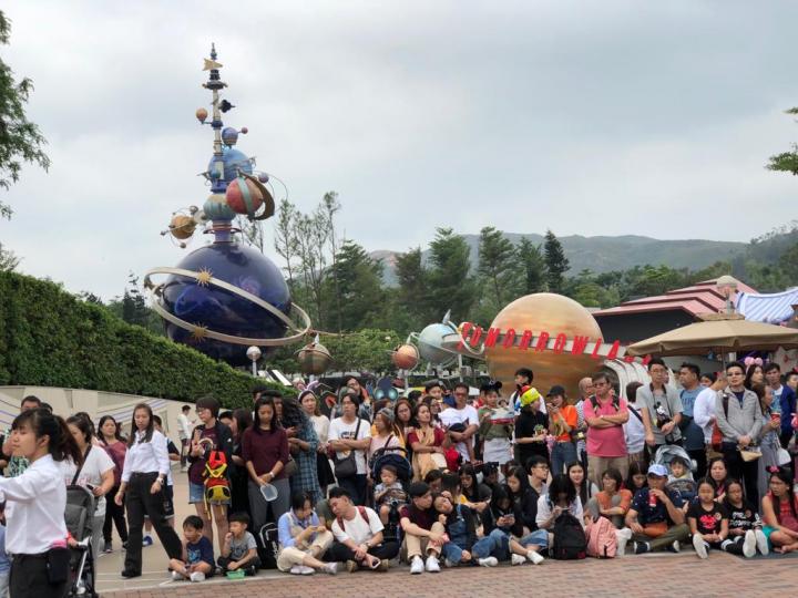 迪士尼樂園

迪士尼樂園的大巡遊每次都吸引遊客一早找個好位置看場面偉大白大巡遊，但此景要疫症過後才有機會重現。...