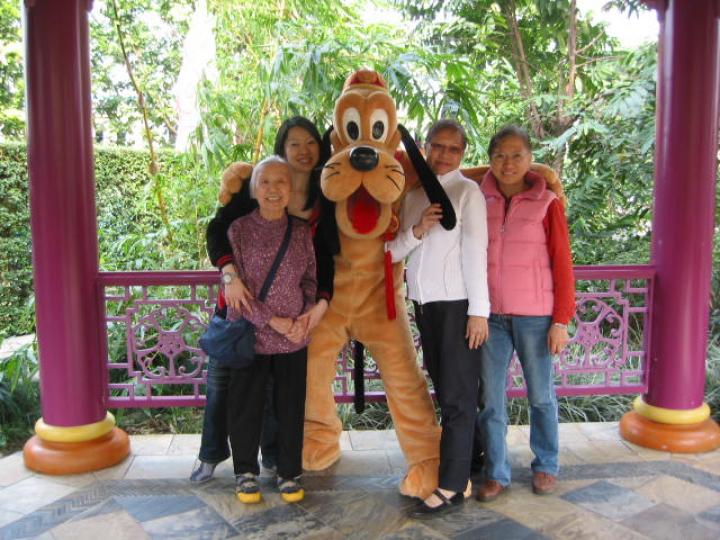迪士尼卡通人物
迪士尼樂園的卡通人物深受男女老少歡迎，高飛狗高大威猛，把我們四人攬住了，好開心。...