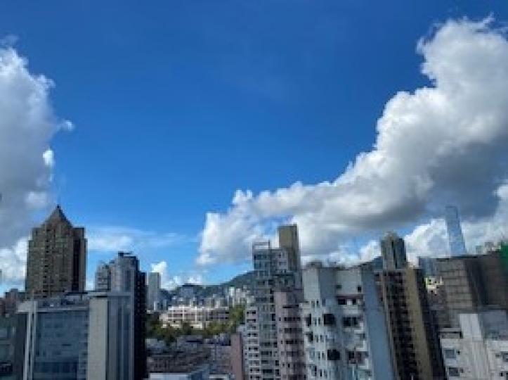 觀雲
城市石屎森林多得很,高樓大廈,難得看到天空遠景。今早在露台遠望,看見一條龍似的雲好像從天衝下來似的,十分有趣。... 觀雲
城市石屎森林多得很,高樓大廈,難得看到天空遠景。今早在露台遠望,看見一條龍似的雲好像從天衝下來似的,十分有趣。...