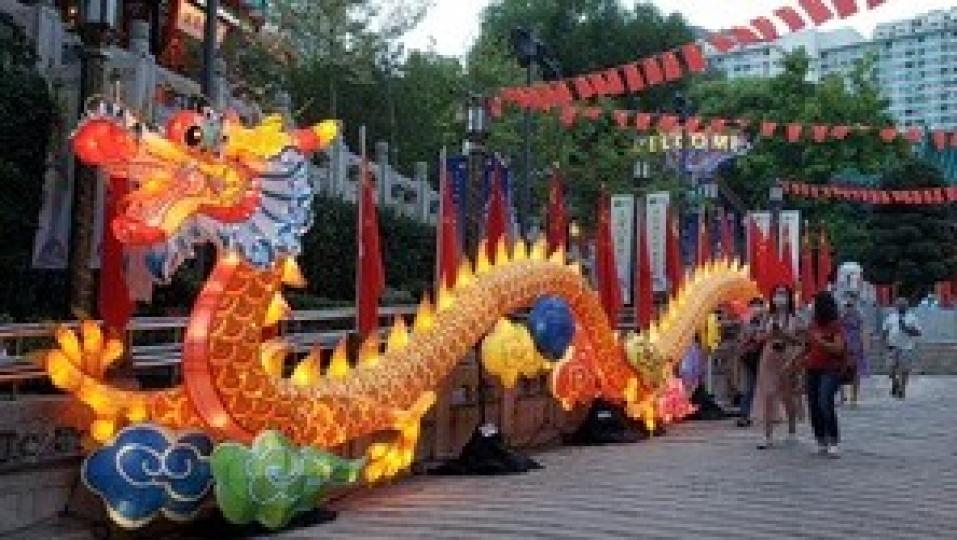 金龍
晩上黃大仙祠內金龍閃閃發光，照亮整個廣場，非常悅目。...