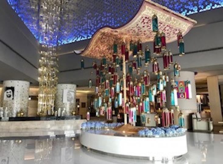 迪拜費爾蒙酒店
迪拜有很多華麗的酒店，費爾蒙酒店大堂上的一張飛氈有亞拉亞特色。...
