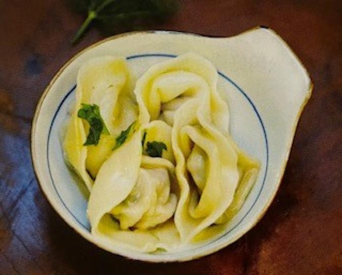 韭菜餃子
韭菜餃子材料有韭菜400克、豆腐乾兩塊、紅蔥頭一個、餃子皮20片。
韭菜及紅蔥頭的獨特氣味來自一種叫蒜素的植物元素,具抗菌及降血脂的功效,有益身體健康。... 韭菜餃子
韭菜餃子材料有韭菜400克、豆腐乾兩塊、紅蔥頭一個、餃子皮20片。
韭菜及紅蔥頭的獨特氣味來自一種叫蒜素的植物元素,具抗菌及降血脂的功效,有益身體健康。...