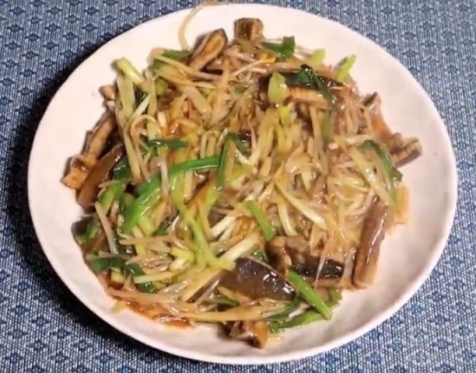 炒鱔糊
這道菜是到江浙館中必點的標準上海菜色，認真說起來屬於寧波菜。...