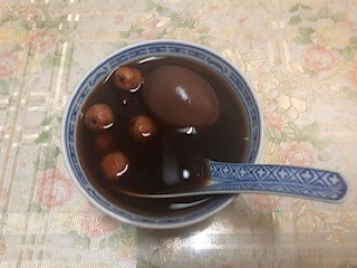 宵夜
初冬吃桑寄生蓮子蛋糖水。桑寄生性味苦平,有補肝益腎、強壯筋骨的功效; 蓮子性味甘平,有健脾益腎的功效;元肉性味甘而微溫,有補脾養心的功效,諸味與雞蛋、片糖共用,特別有補益功效。... 宵夜
初冬吃桑寄生蓮子蛋糖水。桑寄生性味苦平,有補肝益腎、強壯筋骨的功效; 蓮子性味甘平,有健脾益腎的功效;元肉性味甘而微溫,有補脾養心的功效,諸味與雞蛋、片糖共用,特別有補益功效。...