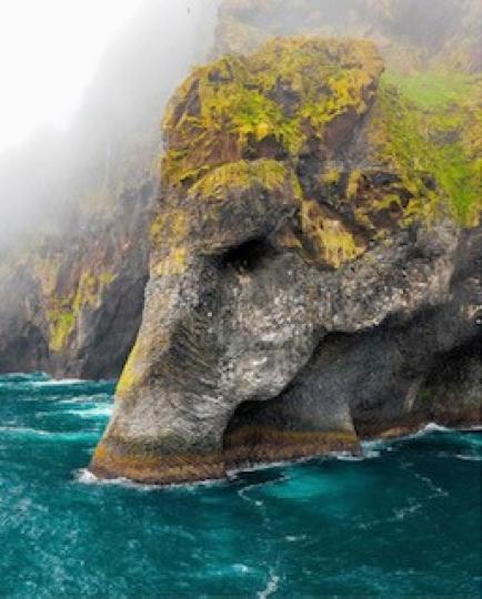 大象岩
冰島人口稀少，是歐洲人口密度最小的國家。境內有一大象岩，巨大的象鼻插在湛藍的海洋中，好像在吸水。其實這是火山噴發形成的天然岩石景觀，不僅眼睛、耳朵、象鼻和粗壯的四肢和大象維妙維肖，連灰色粗糙的...