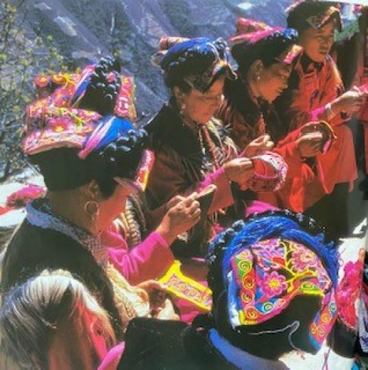 羌綉

羌綉是羌女的重要工作，也是促進村民們互相交流的平台。鮮艷跳躍的色彩表達着羌族人獨特的審美。...