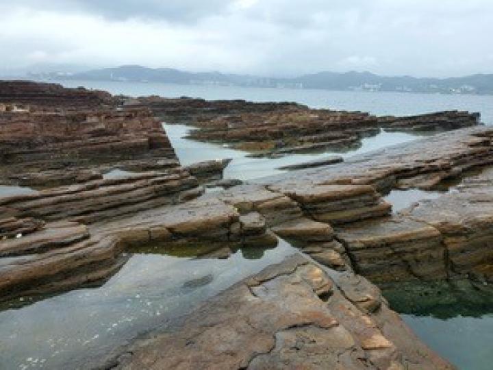 沉積岩的重要性
香港的沉積岩形成時埋藏了以往歷史的遺跡－化石與古地理情況，成為我們了解地球歷史的重要資料庫。化石可作為標示岩層的相對年齡；而岩層中的顆粒資料則正好記錄了成岩時的沉積環境狀況。...