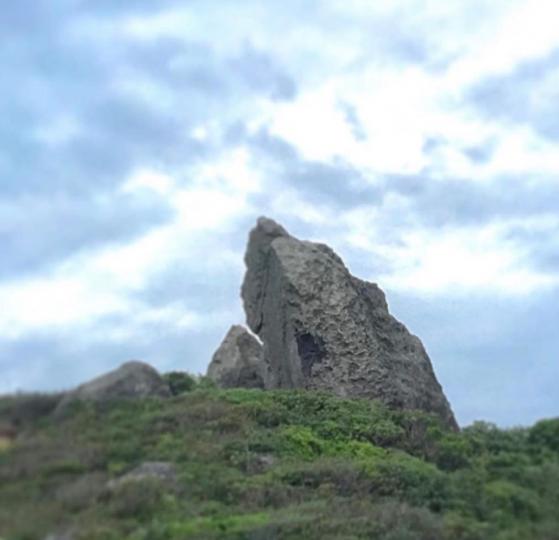 雞乸石
東龍島有名的是飛鷹石 ，又名雞乸石，是被蜂巢窩式風化了的礫岩巨石，孤令令的兀立山頭。...