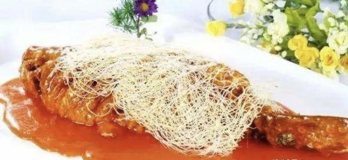 開封鯉魚焙麵
鯉魚焙面是「糖醋軟溜魚焙面」的簡稱,它是河南開封當地一道著名的傳統名菜,也是豫菜十大名菜之一。... 開封鯉魚焙麵
鯉魚焙面是「糖醋軟溜魚焙面」的簡稱,它是河南開封當地一道著名的傳統名菜,也是豫菜十大名菜之一。...