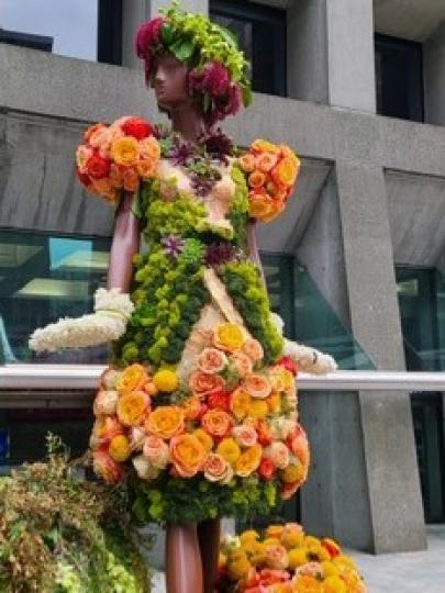 花衣裳女郎

用鮮花做的衣裳是花藝的一特突。...