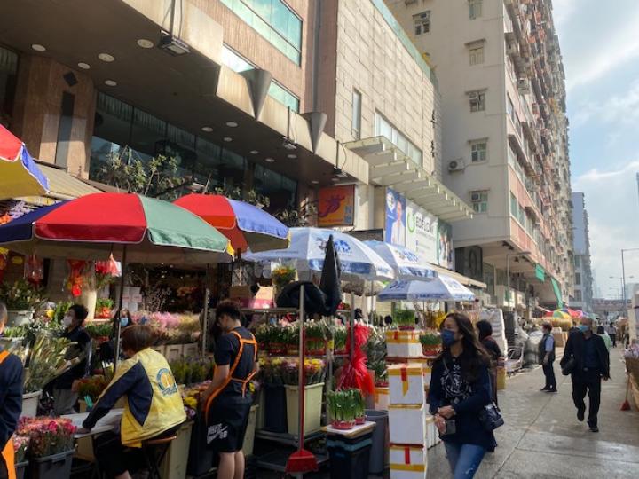 年花受歡迎
今年疫症影響市民不敢去年宵，園藝街一帶一早便堆滿鮮花和顧客。...