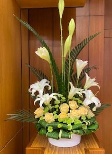 百合花的花語是純潔，黃玫瑰花語代表美好的祝福，兩種花可以說是復活節節期適合選插的花材。...