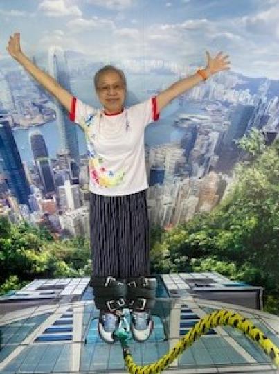 一飛沖天
除了坐飛機可以有一飛冲天的經驗外，做個動作拍個照幻想下高飛的感覺都很有趣。...
