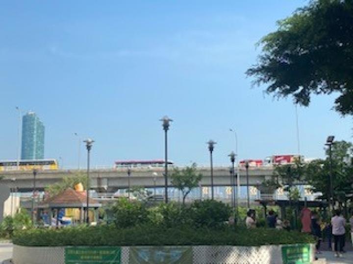 東區走廊
早上返工時間，交通繁忙，東區走廊絡繹不絕。...