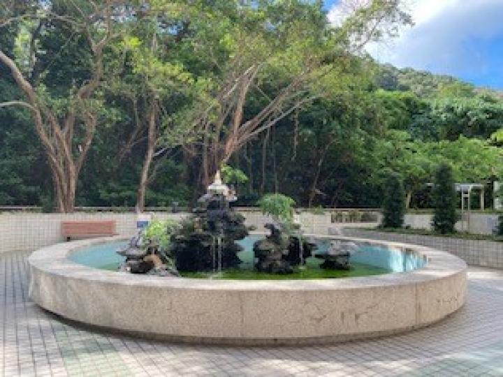 屋苑噴水池
今午路過荃灣麗城花園第一期，看到平台花園的噴水池，除了可以美化環境外，水柱還可以降溫，使人享受涼快的感覺。...