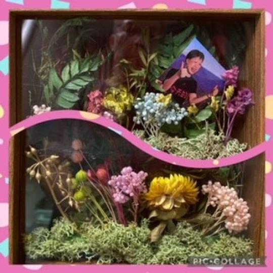 乾花畫

昨晚手工課用了不同類型和顏色的乾花設計一個有前園和後園的花園，然後將自己的照片放入花園中最美的一角。...