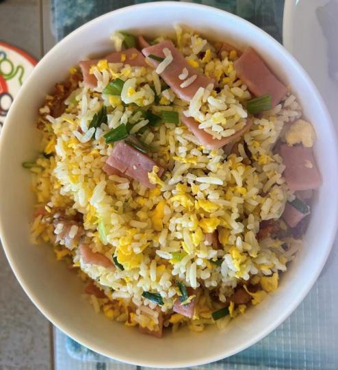 橫財就手炒飯
孫女和父母自製橫財就手炒飯,材料有脆皮豬手、蛋、火腿和蔥粒。脆皮豬手是廚餘,用來炒飯不浪費又好意頭。... 橫財就手炒飯
孫女和父母自製橫財就手炒飯,材料有脆皮豬手、蛋、火腿和蔥粒。脆皮豬手是廚餘,用來炒飯不浪費又好意頭。...