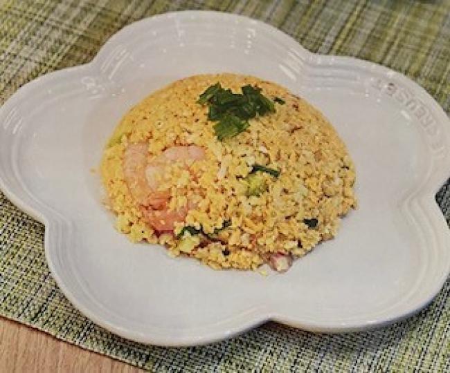 椰菜花揚州炒飯

用椰菜花代替米飯，是新興的生酮飲食方法，加入蔥花及蝦仁，吃起來像揚州炒飯搬美味。...