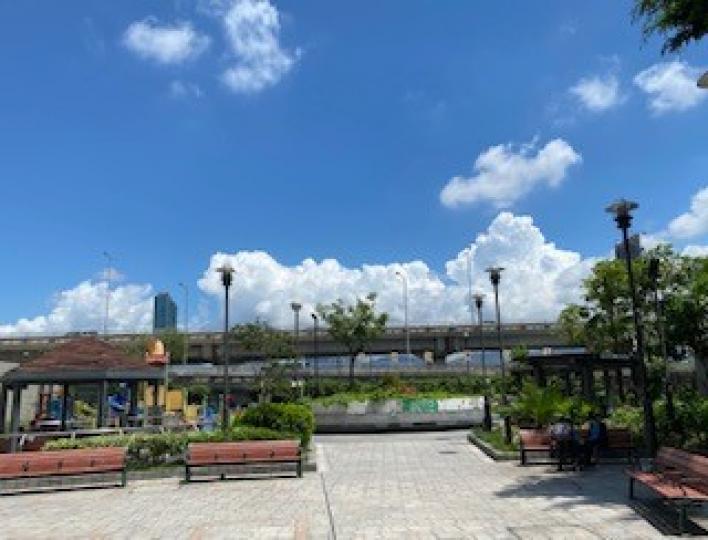 糖水道花園
今早路過北角看見有城肺「糖水道花園」，順便打咭，欣賞花園環境和藍天白雲。...