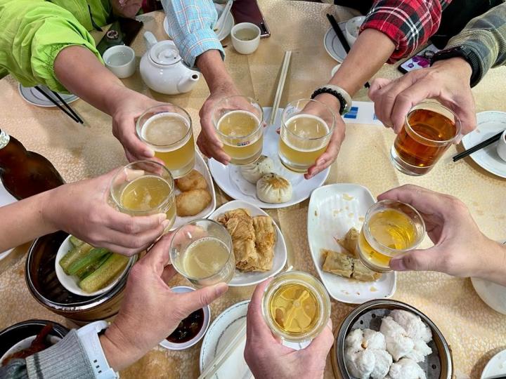 良朋歡聚
八人行完山後飲茶多歡樂！...