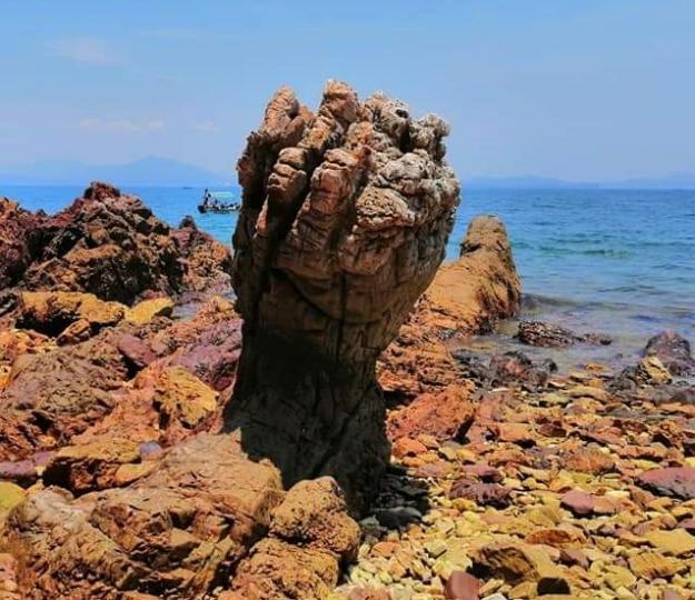 鬼手岩


黃竹角咀擁有香港最古遠的岩層。該地的岩石屬於碎屑岩沉積岩，而受風化及侵蝕而成「鬼手岩」更成為當地的地標。...