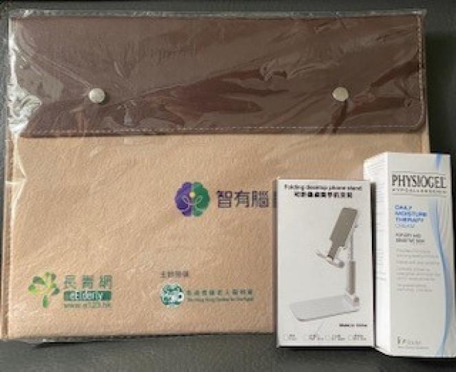 獎賞禮物
我參加了讓健腦成為習慣-挑戰第三期,並連續21日成功達標後,除了得30,000遊戲金幣外,還有「智有腦」專屬口罩盒、手機/平板支撐架及文件套各一份。我一邊玩同時動腦筋和訓練手眼協調,還有獎賞... 獎賞禮物
我參加了讓健腦成為習慣-挑戰第三期,並連續21日成功達標後,除了得30,000遊戲金幣外,還有「智有腦」專屬口罩盒、手機/平板支撐架及文件套各一份。我一邊玩同時動腦筋和訓練手眼協調,還有獎賞...