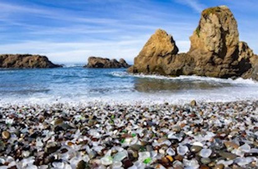 玻璃海灘——美國加利福尼亞

加利福尼亞州玻璃海灘五彩繽紛的海岸十分神奇。玻璃海灘不是自然創造物，而是起源於多年的垃圾，特別是玻璃，被海岸傾倒在幾個當地的地方。多年來，廢棄的玻璃逐漸磨損和磨平，在城外...