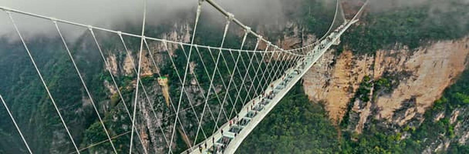 玻璃橋

湖南張家界的玻璃橋是2016 年由以色列工程師設計，建於張家界國林森林公園的高山肖壁上，吸引很多遊客觀光。...