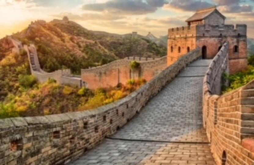 萬里長城最早由秦始皇所建造，為了抵禦不同時期的塞北遊牧民族侵擾，歷代君主也紛紛投入修繕，直到明朝
開國皇帝開國皇帝朱元璋派遣工匠，在秦長城的基礎上擴建，才又有了現代人熟悉的明長城。對許多人來說，長城只...