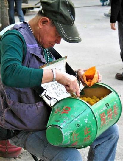 飛機欖

我年幼時居住唐樓的四樓，有俗稱「騎樓」的露台，賣飛機欖的小販叔叔身前背着一個像飛機的鐵器皿，他會把包好的欖飛送上來，眼界和手力了得。...