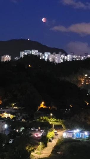 月全蝕

昨晚是月全蝕，香港東南面的天空清晰可以欣賞到比平日大七倍的月亮和月全蝕的過程。...