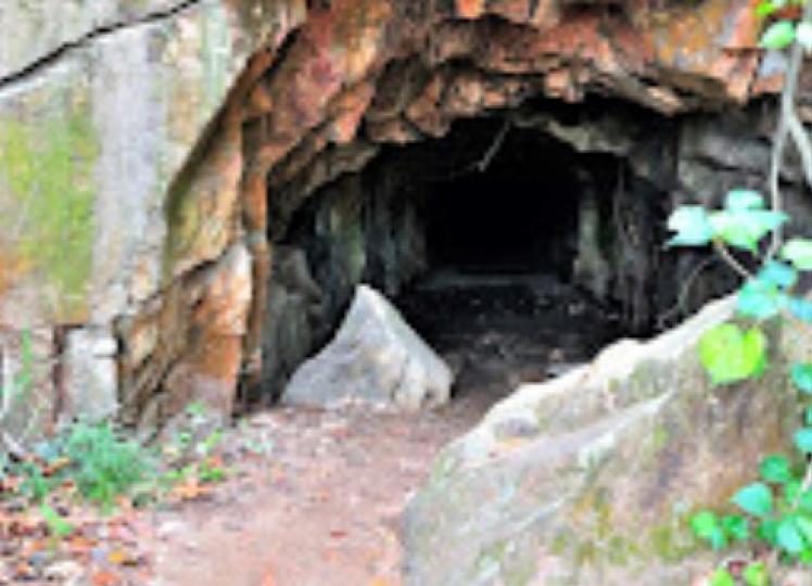 神風洞
神風洞是香港旅遊景點，地點在南丫島的蘆鬚城至索罟灣之間，有數個人工挖掘的山洞，是香港日治時期的戰時遺跡。由於山洞是日軍準備用作類似神風特攻隊的自殺式攻擊，因此山洞被稱為「神風洞」。此洞是二戰時...