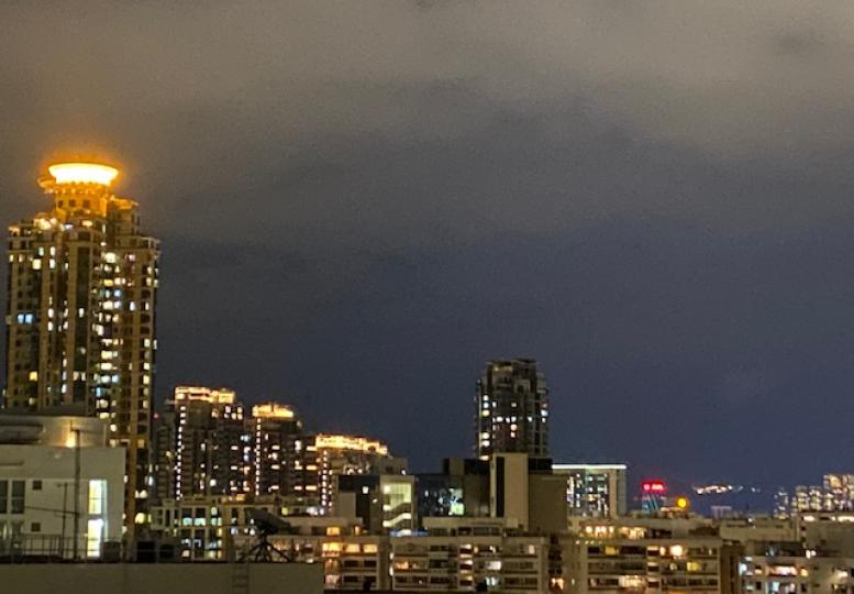 何文田夜景

我已很久沒有在露台遠望，昨晚興之所至，發覺遠處幾幢亮了燈的大廈頗美，於是拍下這幅夜景。...