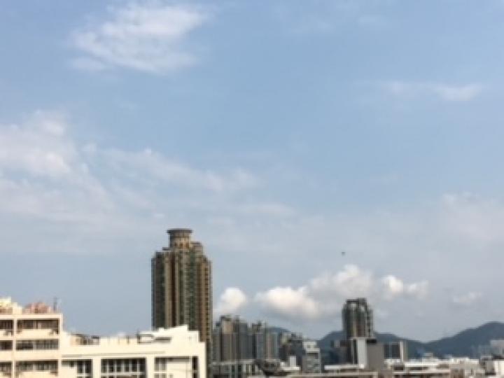 從我家露台望到白雲和蔚藍色天空，人也輕鬆舒暢。...