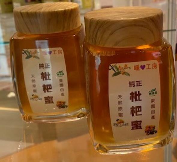 枇杷蜜

枇杷蜜屬稀有蜜種，是蜜中上品。具有枇杷的主治肺熱喘咳、胃熱嘔吐、煩熱口渴的藥效，也有清肺、泄熱、化痰、止咳平喘等保健功效，是傷風感冒、咳嗽痰多患者的理想選擇。...