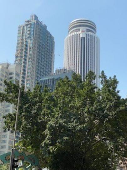 合和中心
灣仔的合和中心外型特別，成圓柱型，頂層是可以旋轉的。...
