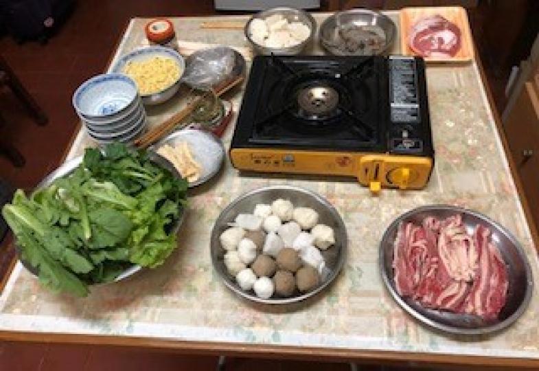 打邊爐

在家打邊爐取暖，簡單食材，吃後一身暖。...