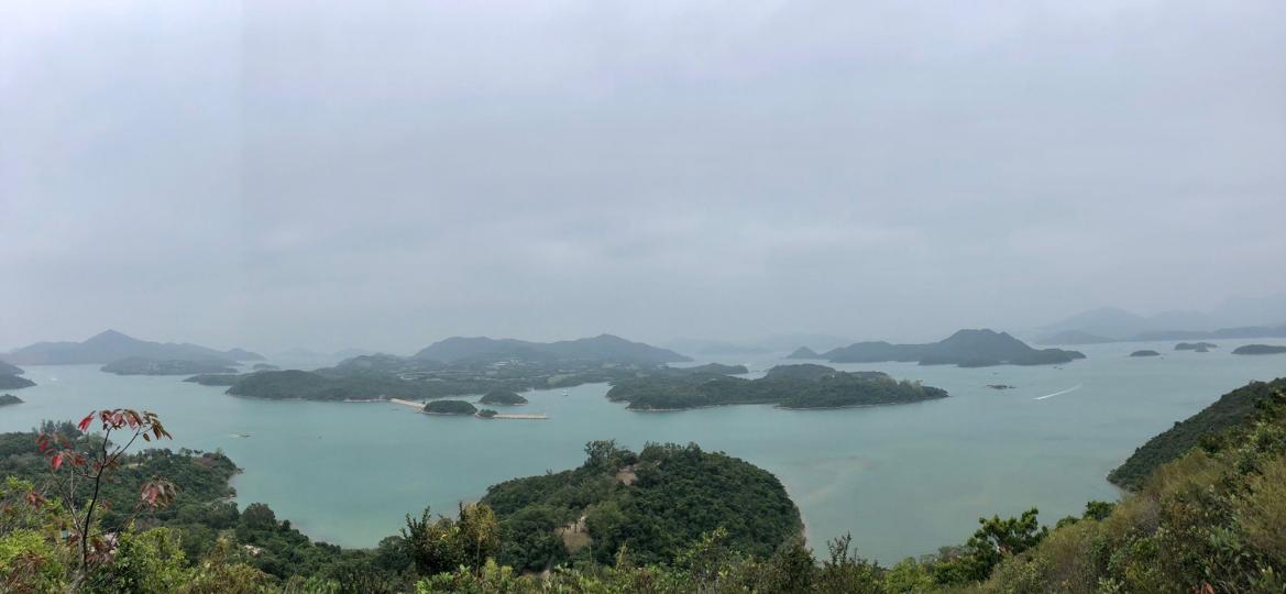 千島湖
香港大欖涌水塘有「迷你千島湖」之稱，是新界西北部最大的水塘，由於裏面有十幾個被水淹沒的小島零散分布，露出頂部後，景色有如「迷你千島湖」，是元朗、屯門行山友的首選！...