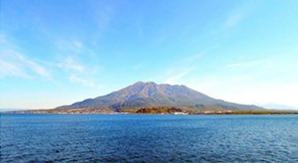 鹿兒島
位在九州的「鹿兒島」,氣候溫和、物產豐盛,擁有世界少數的活火山櫻島、世界遺產屋久島。鹿兒島也是溫泉數量佔日本第二的天然溫泉鄉,以指宿跟霧島最出名。
鹿兒島遊玩可選擇自駕或搭乘大眾交通工具遊覽,... 鹿兒島
位在九州的「鹿兒島」,氣候溫和、物產豐盛,擁有世界少數的活火山櫻島、世界遺產屋久島。鹿兒島也是溫泉數量佔日本第二的天然溫泉鄉,以指宿跟霧島最出名。
鹿兒島遊玩可選擇自駕或搭乘大眾交通工具遊覽,...