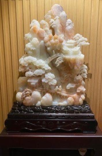 玉石雕刻
這大型玉石雕刻價值不菲，雕工細緻，是一件珍貴的飾物。...