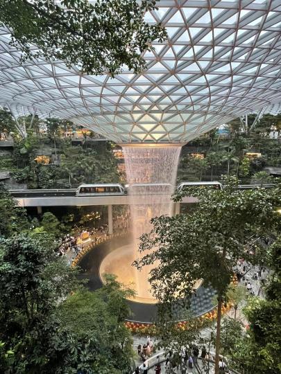 星耀樟宜

星耀樟宜位於新加坡樟宜機場中以自然為主題的娛樂、零售綜合設施，連結該機場的三個航廈。其核心為世界最高的室內瀑布雨漩渦，其週邊為階梯式森林佈置。...