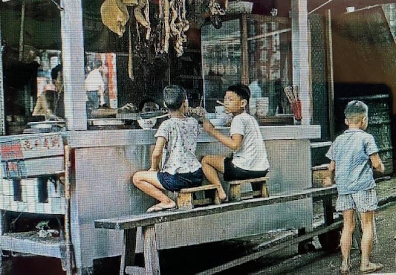 大牌檔

看見這兩位小朋友在大牌檔吃牛雜粉鈎起我超過六十年的回憶。...