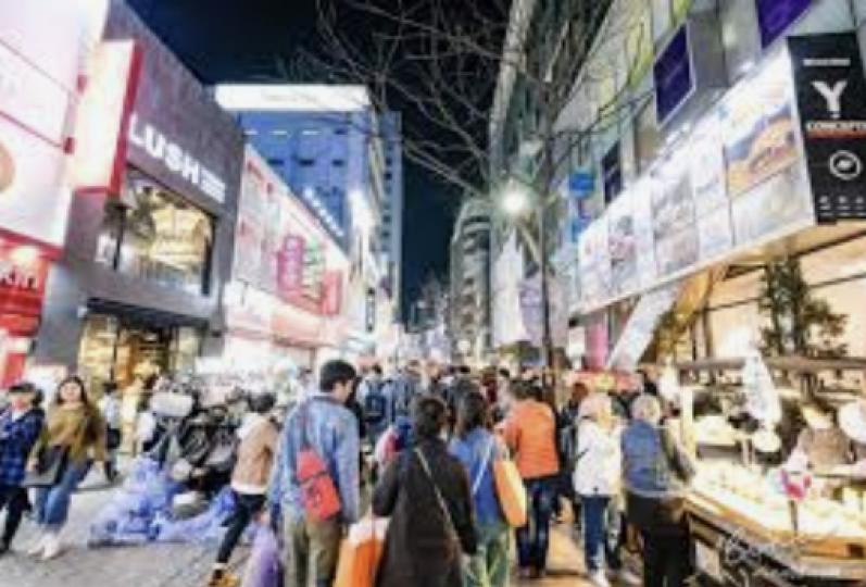 韓國明洞

到韓國自由行，我會選住近明洞，原因是可以24 小時購物，美食小吃方便。若有四人同行，坐的士出入酒店方便快捷。...