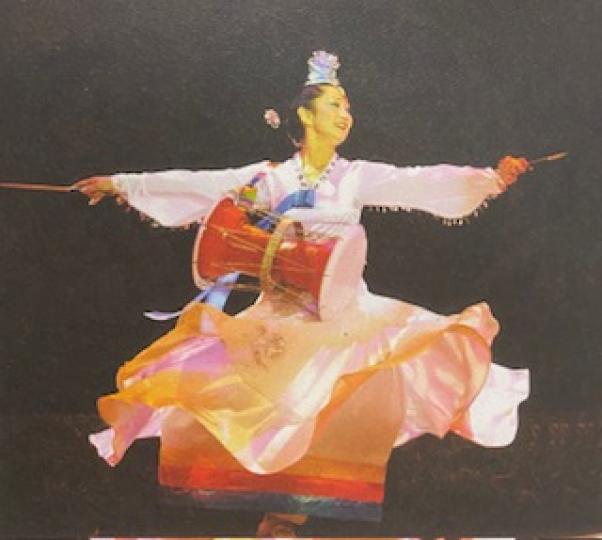 朝鮮姑娘鼓舞的長鼓為兩面鼓，兩面音高不盡相同。...