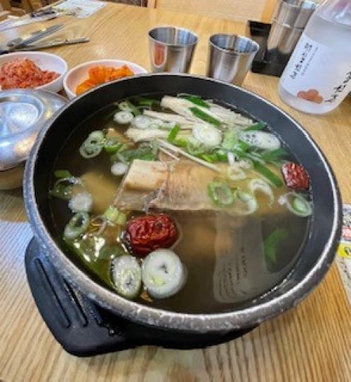 牛肋骨湯
最近天氣稍稍轉涼,若想吃一些暖胃的食物,例如這道「韓式牛肋骨湯」,湯頭順喉香甜,好喝又健康,營養價值高,不但能補血氣,而且更有效恢復體力。另外可簡單的配上雜米飯或刀削麵,就能變成多一道美食... 牛肋骨湯
最近天氣稍稍轉涼,若想吃一些暖胃的食物,例如這道「韓式牛肋骨湯」,湯頭順喉香甜,好喝又健康,營養價值高,不但能補血氣,而且更有效恢復體力。另外可簡單的配上雜米飯或刀削麵,就能變成多一道美食...
