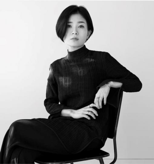 黑河內真衣子
黑河內真衣子是女裝品牌的名設計師,以獨特的藝術風格和精湛的細節設計獲得了世界的讚譽和認可。... 黑河內真衣子
黑河內真衣子是女裝品牌的名設計師,以獨特的藝術風格和精湛的細節設計獲得了世界的讚譽和認可。...