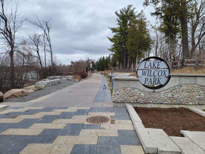 湖伴公園

Lake Wilcox Park 是加拿大安省列治文山的一個湖伴公園。公園內有遊樂場、青年中心和社區中心，此公園很受居民歡迎。...